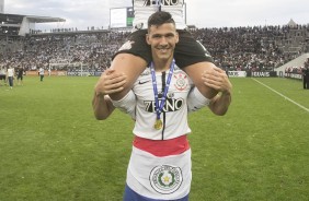 O xerife Balbuena carrega Guilherme Arana nos ombros durante festa da taça na Arena