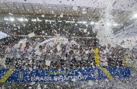 Que festa linda! O elenco corinthiano ergue a taça de heptacampeão brasileiro