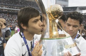 Romero beija a taça de heptacampeão brasileiro
