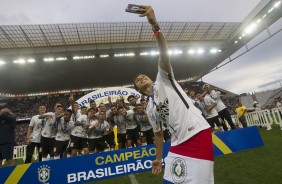 Romero tira mais uma selfie enquanto o elenco ergue a taça de heptacampeão brasileiro