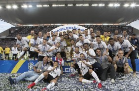 Todo o elenco na foto erguendo a taça de heptacampeão brasileiro