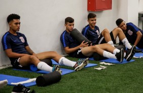 Atletas do sub-17 antes do jogo contra o Palmeiras, pela final da Copa do Brasil