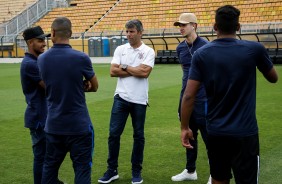 Comisso tcnica da base, j no estdio para encarar o Palmeiras
