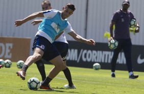 Marciel e Danilo treinam no CT Joaquim Grava; Fabinho observa os jogadores