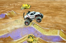 Acrobacias de carros gigantes deixaram Fiel em xtase