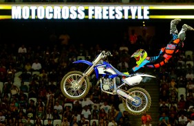 No intervalo, pilotos de motocross fizeram manobras de tirar o flego