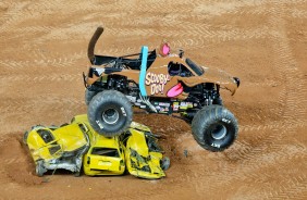 Veculos foram destrudos pelos carros monstro