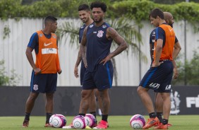 Jogadores do Corinthians no treino da manh