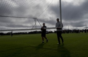 Carille e Mauri posicionando os gols para o treino nos EUA