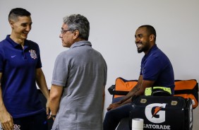 Comisso e jogadores no vestirio antes do jogo contra o Sport, pela Copinha 2018