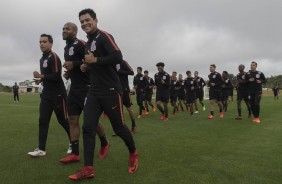 Elenco corre em campo durante treinamento para enfrentar o Rangers, pela Florida Cup