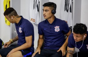 Fabrcio Oya e colega a espera do incio da partida contra o Sport, pela Copinha