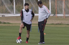 Fagner e Carille conversam durante treino nos EUA