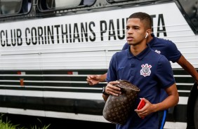 Lucas Minele, lateral direito, chega ao estdio para duelo contra o Sport, pela Copinha 2018
