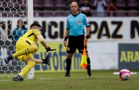 O goleiro Diego pega penalidade do jogador do Sport