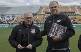 Roberto de Andrade recebeu das mãos de Oscar Schmidt uma homenagem como torcedor-símbolo do torneio