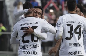 Rodriguinho comemora com um abrao em Jadson seu gol diante o Rangers