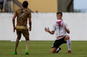 Carlos matando a bola no peito contra o Sport, pela Copa São Paulo de Futebol Jr 2018