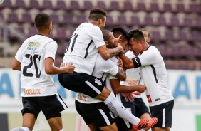Elenco comemora o gol do meia Fabrício Oya contra o Sport, pela Copinha 2018
