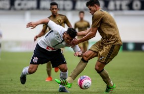 Wiliam sofrendo falta durante partida contra o Sport, pela Copinha 2018