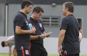 Cuca, Osmar Loss e Walmir Cruz durante o treino de hoje no CT