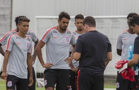 Elenco se rene para o treino de hoje no CT