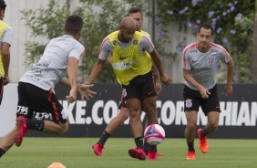 Fellipe Bastos e Rodriguinho no CT durante o treino da manh