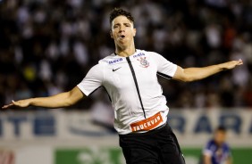 Joo Pedro comemora muito o terceiro gol marcado diante a Ferroviria, pela Copinha
