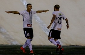 Jogadores do Timozinho comemoram o segundo gol do jogo, marcado por Rafael Bilu