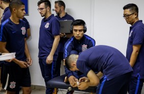 Jogadores se preparam no vestirio para o jogo contra a Ferroviria, pela Copinha