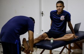 Vitinho durante preparao no vestirio para o jogo contra a Ferroviria