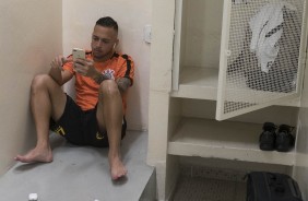 Maycon no vestirio do Pacaembu antes do jogo contra a Ponte Preta
