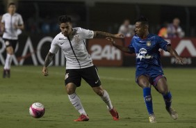 Fagner atuando na partida contra o So Caetano, no Pacaembu