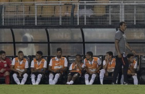 Jogadores do banco assistem a partida contra o So Caetano