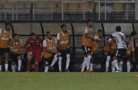 Jogadores do banco comemoram o gol de Jadson diante o So Caetano