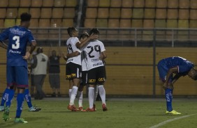 Jogadores do Corinthians comemoram mais um gol contra o São Caetano