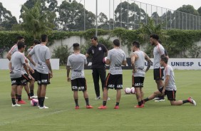 Jogadores do Corinthians reunidos no CT do parque ecolgico para o treino desta tarde