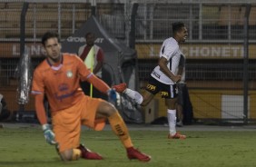 O goleiro do São Caetano não teve chances diante Junior Dutra
