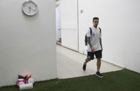 Fagner chegando ao vestiário do Pacaembu para jogo contra o São Caetano