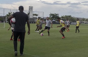 Jogadores reservas foram para o gramado na tarde desta segunda-feira