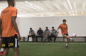 Jogadores se aquecem antes do jogo contra o São Caetano, no Pacaembu