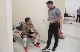 Loss e Fagner conversando antes do jogo contra o São Caetano, no Pacaembu, pelo Paulsitão