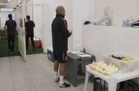 Momento de fé do preparador de goleiros Mauri, no estádio Pacaembu
