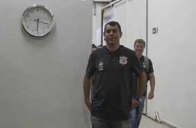 O treinador Fbio Carille adentra ao vestirio do Pacaembu para jogo com o So Caetano