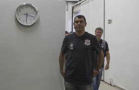 O treinador Fábio Carille adentra ao vestiário do Pacaembu para jogo com o São Caetano