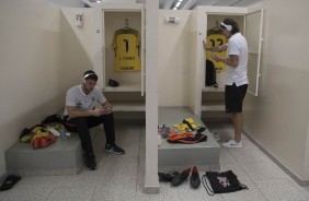 Os goleiros Caíque França e Cássio no vestiário do Pacaembu antes do jogo contra o São Caetano