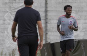 Ren Junior corre durante o treino no CT