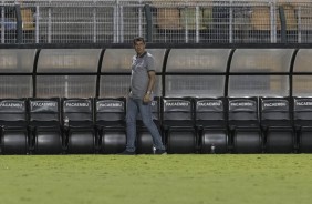 Fábio Carille observa a virada corinthiana sobre a Ferroviária do banco de reservas do Pacembu