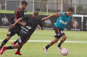 Sob chuva, Corinthians treina para encarar a Ferroviária