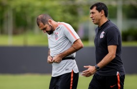 Danilo e Fbio Carille durante o treino desta sexta-feira, no CT